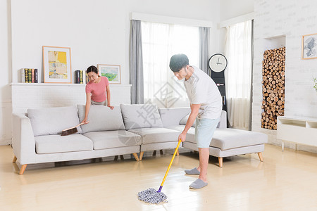 家庭大扫除年轻父母情侣打扫卫生背景