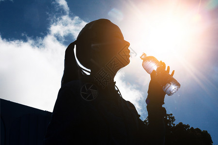 女人喝水夏季喝水降温设计图片