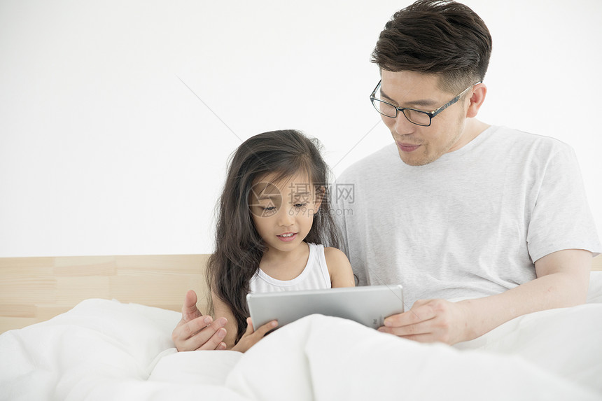 爸爸和女儿一起看ipad图片