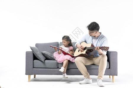 相亲相爱素材爸爸和女儿一起弹吉他背景