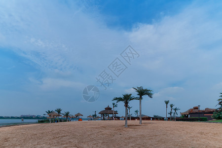 江西庐山西海的碧水蓝天和沙滩放松高清图片素材