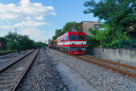 老铁轨蓝天白云下的武汉铁轨和进站的火车背景