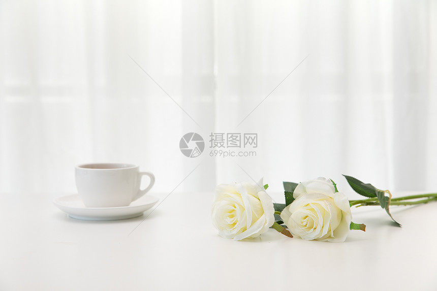 桌上的玫瑰花与咖啡图片