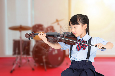 小提琴四重奏拉小题的小学生设计图片
