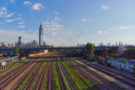 老铁轨蓝天白云下的武汉铁路和地标建筑背景