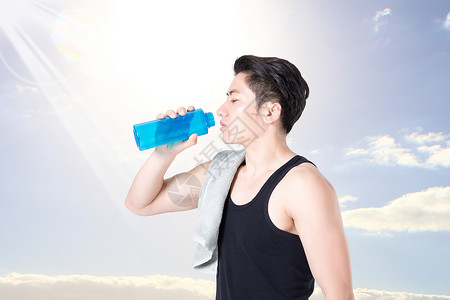 男生休息喝水夏日高温中暑设计图片