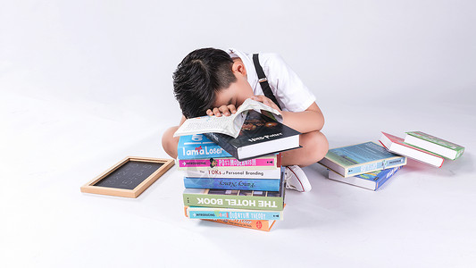 小孩子在看书小孩子在书堆中疲劳困扰背景