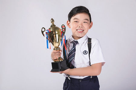 男孩子获得奖杯奖牌背景图片
