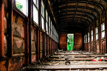 废弃的车火车废墟背景
