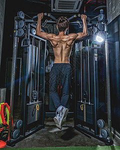 背部训练健身房强壮男性器械运动背景