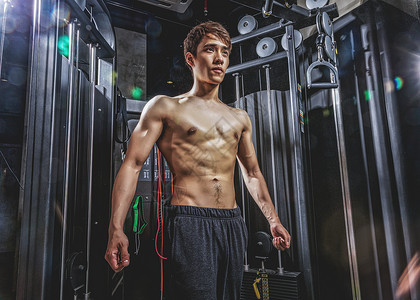 健身房强壮男性肌肉展示图片