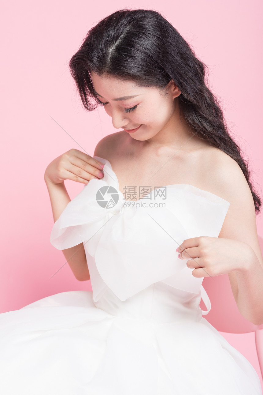 小清新美女穿婚纱图片