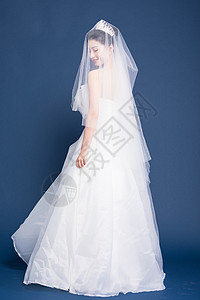 头戴头纱穿婚纱的新娘照片