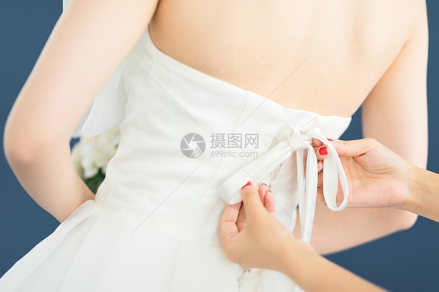 帮新娘调整婚纱礼服图片