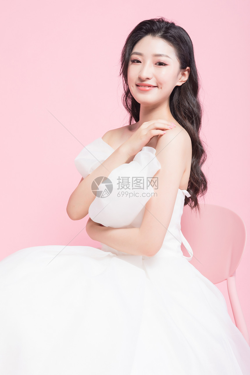 小清新美女穿婚纱图片