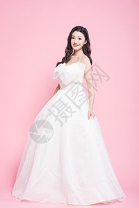 甜美女性穿白色婚纱背景图片