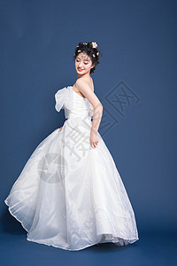 穿白色婚纱的甜美女生背景图片