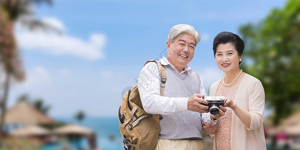 夫妻微笑老年人旅游设计图片