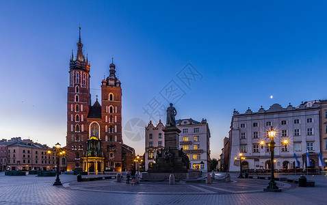 波兰克拉科夫的圣玛丽亚大教堂与大市集广场夜景高清图片