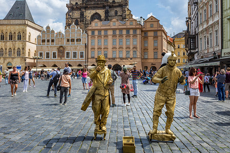 广场上的人捷克布拉格老城广场上的街头艺人表演背景