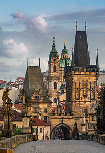捷克布拉格著名旅游景点查理大桥古典建筑高清图片素材
