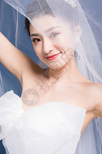新娘戴白色头纱图片