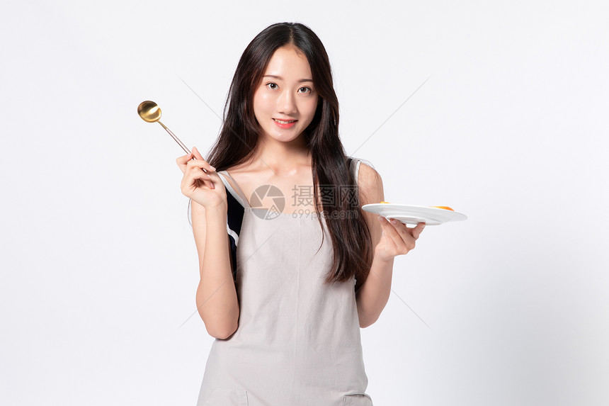 年轻女性烹饪做饭图片