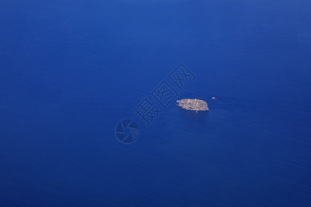 蓝海壁纸大海里的孤岛背景