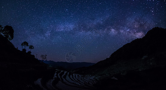 总夏夜夏夜银河拱桥下的梯田背景