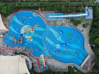夏天深圳游乐场里的游泳池背景图片