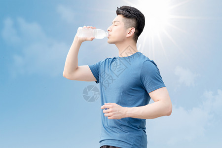 男性喝水高温中暑设计图片