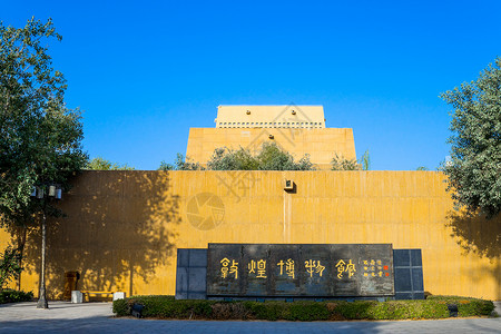 白天敦煌博物馆正门背景图片