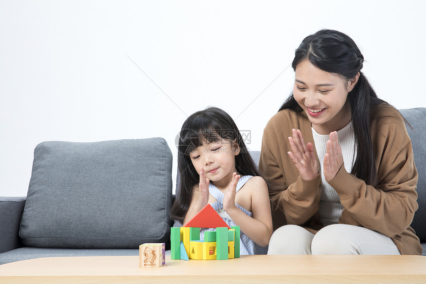 母女玩积木图片