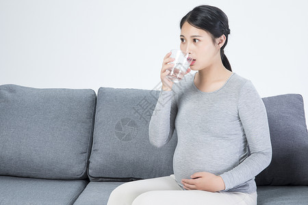 孕妇喝水孕育高清图片素材