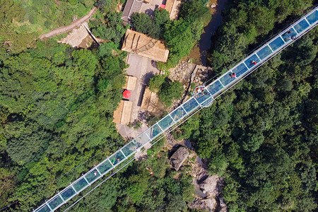 俯瞰湖北旅游恩施峡谷间的玻璃栈桥俯视高清图片素材