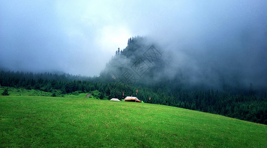 山雾缭绕雨后甘南云山雾绕胜仙境背景