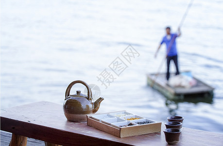 白族男人洱海三道茶背景