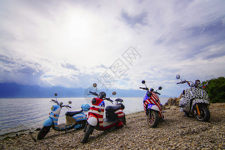 电瓶车充电大理洱海骑行背景