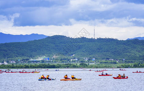 丽江拉市海划船背景图片