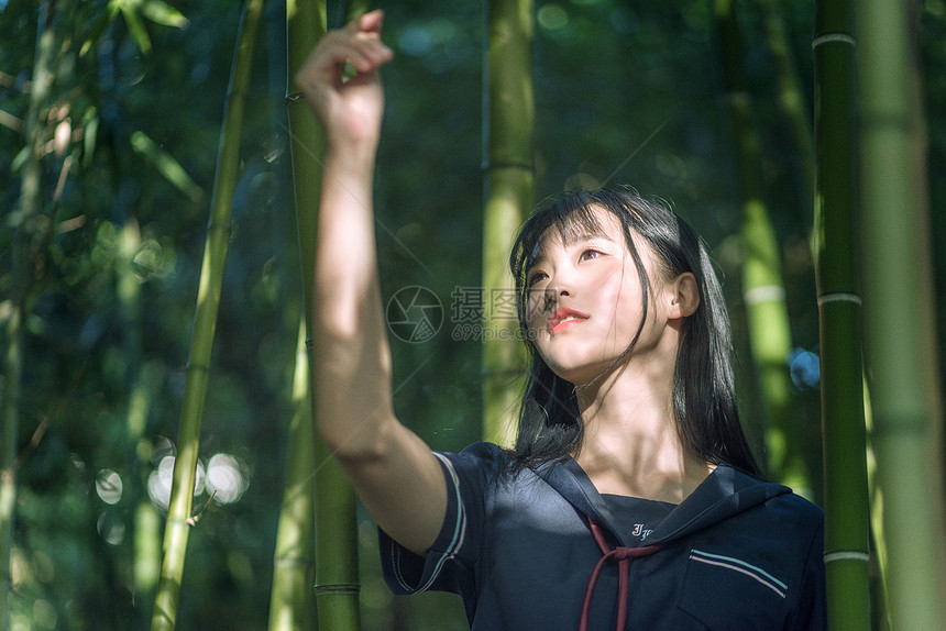 小清新美女在竹林中图片