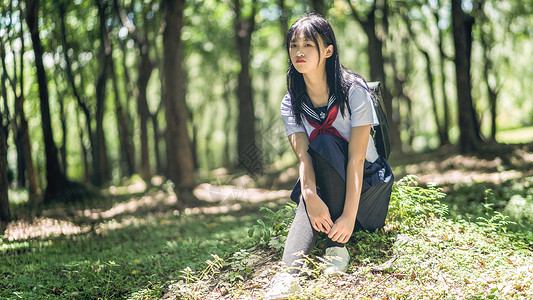 树林中的小清新美女背景图片