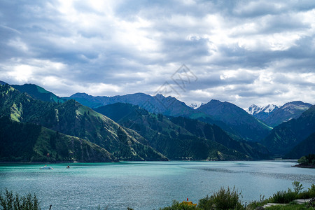 云杉环拥天山天池背景