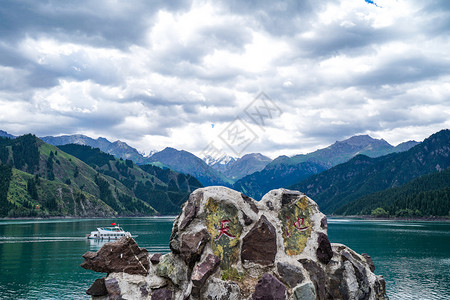 云杉环拥天山天池背景