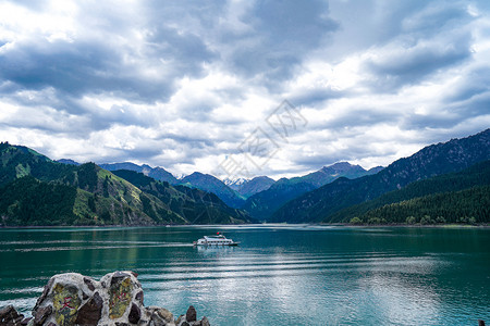 瑶池天山天池背景