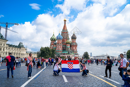 俄罗斯世界杯吉祥物世界杯期间的红场圣瓦西里升天大教堂背景