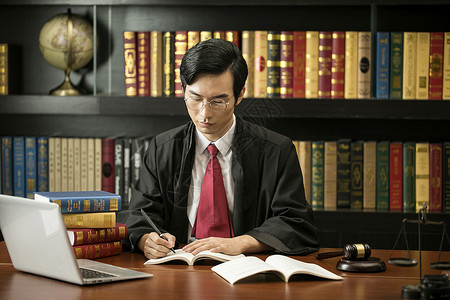 学习宪法男律师看书背景