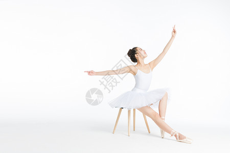 芭蕾舞美女坐着跳舞背景图片
