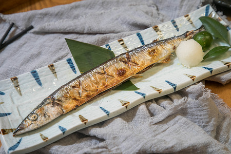 烤秋刀鱼美味高清图片素材