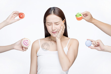 女性吃甜品蛀牙高清图片