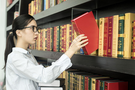 女学生图书馆阅读背景图片